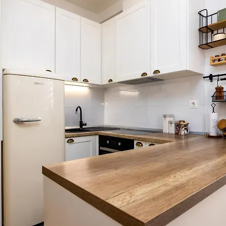 Ivy Apartment *