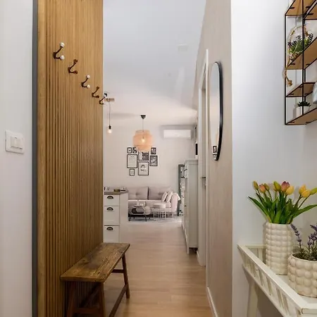 Ivy Apartment *